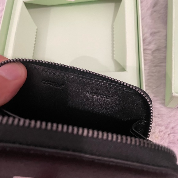 Off-White Logo Print Zip-Around Unisex Wallet - Picture 10 of 13